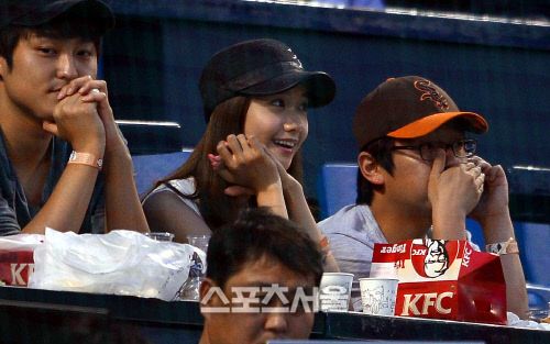 [PIC][15-06-2012]YoonA đến xem trận đấu bóng chày giữa Doosan Bears & Samsung Lions vào chiều nay 2012061501000794900038921