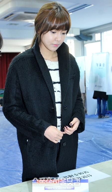 [PIC][19-12-2012]SooYoung đi bầu cử vào hôm nay 121219_50d140f531b4e