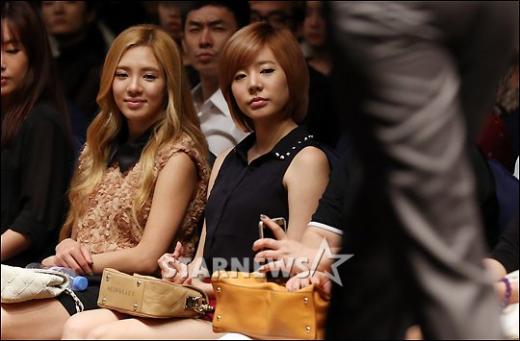 [PIC][07-09-2012]HyoYeon và Sunny xuất tại Show diễn thời trang "Metrocity 2012 F/W" vào chiều nay  2012090717111395254_1