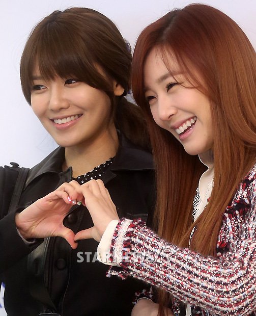 [PIC][16-12-2012]Tiffany và SooYoung đến tham dự lễ cưới của Hong Rok-ki vào trưa nay 2012121612192917514_1