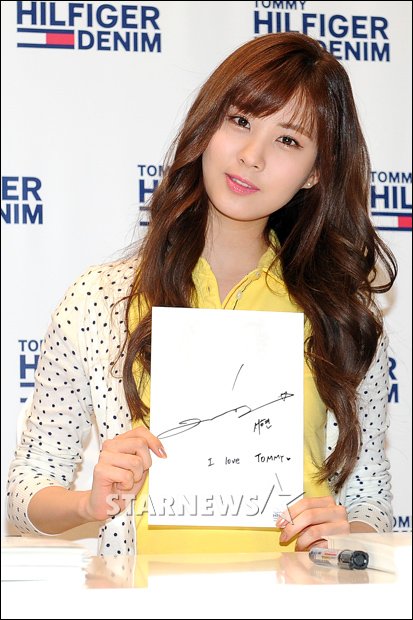 [PIC][14-04-2013]SooYoung và SeoHyun xuất hiện tại buổi fansign cho thương hiệu jean "Tommy Hilfiger" vào trưa nay 2013041414180259825_1