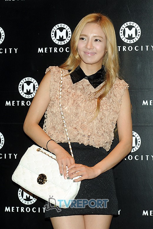 [PIC][07-09-2012]HyoYeon và Sunny xuất tại Show diễn thời trang "Metrocity 2012 F/W" vào chiều nay  20120907_1347005223_05924800_1