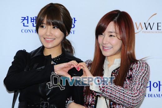 [PIC][16-12-2012]Tiffany và SooYoung đến tham dự lễ cưới của Hong Rok-ki vào trưa nay 20121216_1355628084_47008100_1