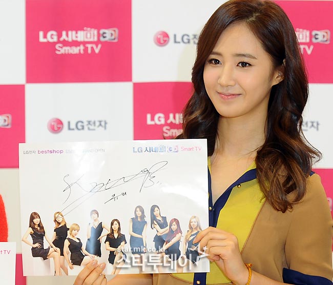 [PIC][15-11-2012]SNSD xuất hiện tại buổi fansign cho thương hiệu "LG" vào chiều nay 20121115_1352973434.