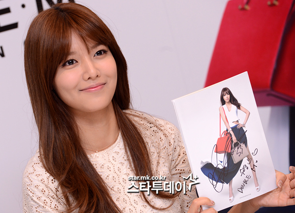 [PIC][06-04-2013]SooYoung xuất hiện tại buổi fansign thứ 2 cho thương hiệu "Double M" vào chiều nay  - Page 2 20130406_1365228762.