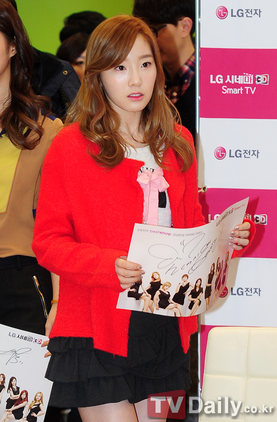 [PIC][15-11-2012]SNSD xuất hiện tại buổi fansign cho thương hiệu "LG" vào chiều nay 1352973742_418991