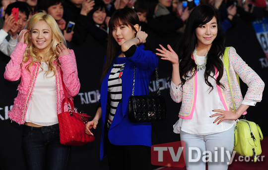 [CAPS]  Tiffany, HyoYeon, & SeoHyun @ Premiere G.I.Joe 2  1363002601_479391