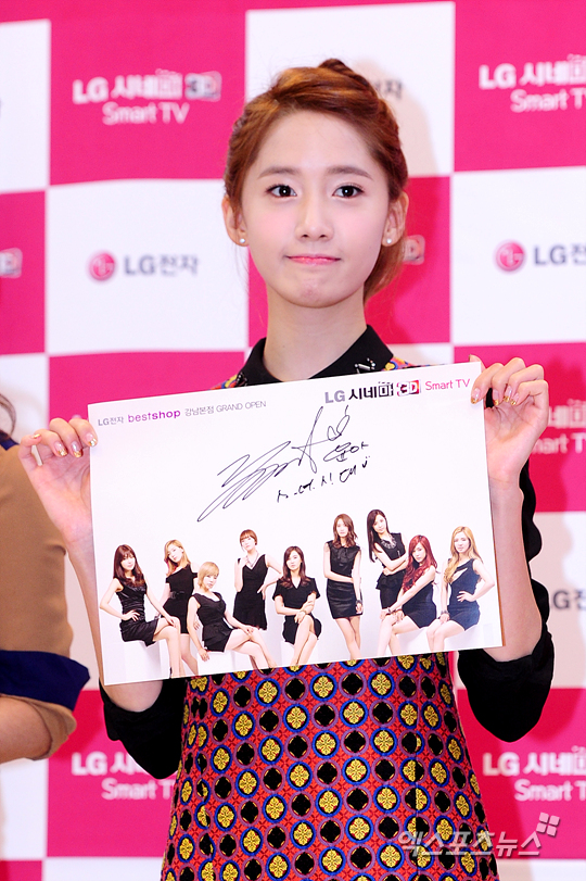 [PIC][15-11-2012]SNSD xuất hiện tại buổi fansign cho thương hiệu "LG" vào chiều nay 1352973436518