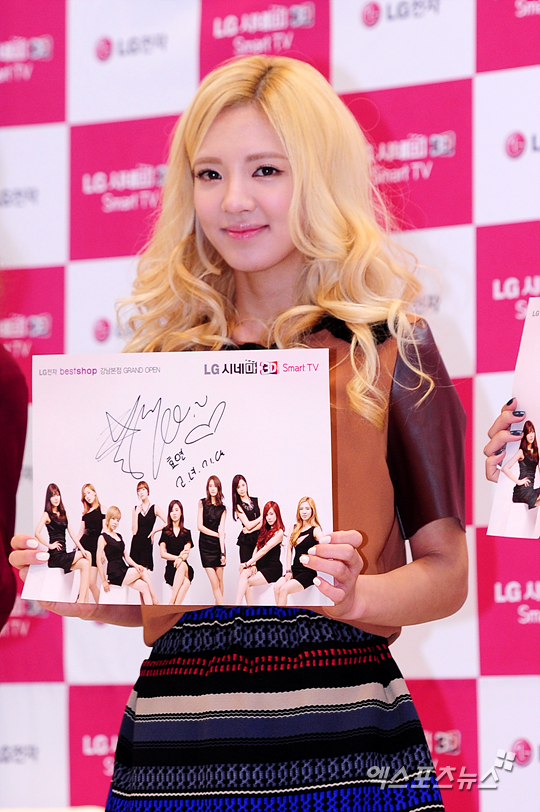 [PIC][15-11-2012]SNSD xuất hiện tại buổi fansign cho thương hiệu "LG" vào chiều nay 1352974027112