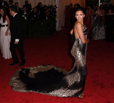 Nina at Costume Institute Gala - Page 2 Normal_034