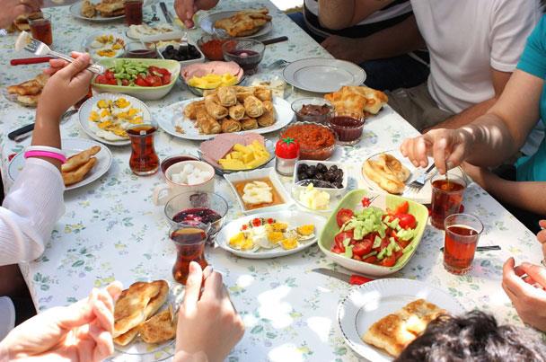 أخطاء نفعلها في رمضان تسبب زيادة الوزن 2015-635689608827674305-767_608x403