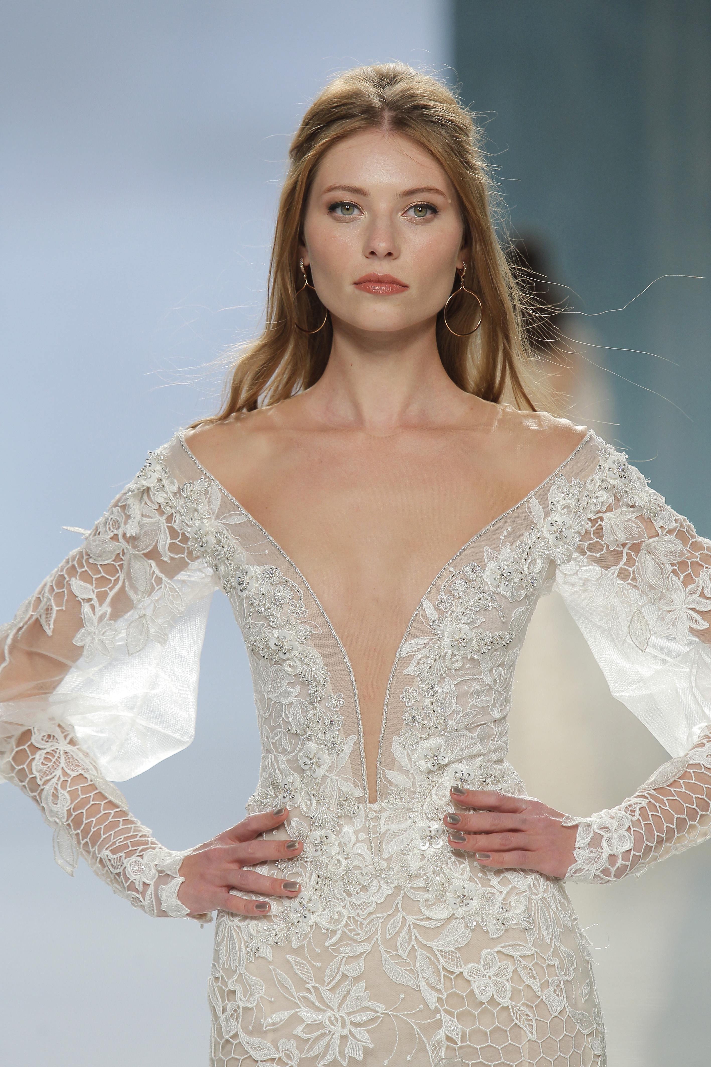 كتالوج ألبوم صور لأرقى وأروع فساتين زفاف سواريه للمصممة Galia Lahav للربيع والصيف Barcelona-Bridal-Fashio-Week-2017-Galia-Lahav-Vestido-de-Noiva-Blog-de-Casamento-30