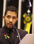 Deputado gay Jean Wyllys ofende cristãos e declara guerra aos “inimigos” Deputado-jean-wyllys1-141x180