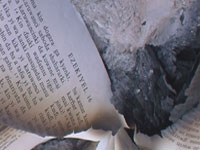 cristao - Intolerância religiosa: Um cristão é morta a cada cinco minutos Biblia-queimada