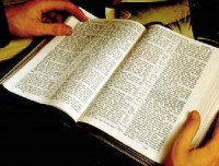 Pesquisa revela que 77% das pessoas atribuem a perda de valores à falta de leitura da Bíblia Biblia_sagrada-200x152