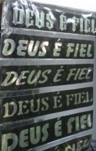 Teólogo: “frase Deus é fiel manifesta ideia de que desejos devem ser satisfeitos”. Leia na íntegra Adesivo-deus-e-fiel-140x220