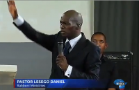 [Vídeo] Pastor que ordenou a fiéis que comessem grama em nome da fé é duramente criticado: “Definitivamente não é de Deus” Pastor-Lesego-Daniel-comedor-de-grama-200x130