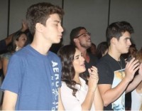 Filha de Renato Aragão vai a culto em igreja evangélica pedir pela saúde de seu pai L%C3%ADvian-Arag%C3%A3o-culto-200x156