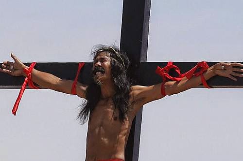 Fiéis são crucificados de verdade durante encenação da paixão de Cristo Crucificacao3