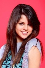 Selena Gomez elogia o pastor Judah Smith, que tem tentado dar ajuda na recuperação do cantor Justin Bieber 20140503-110056-146x220