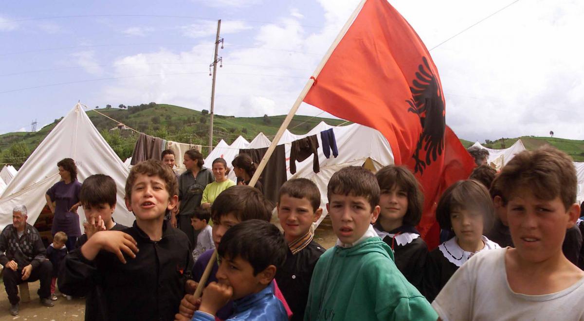 Za prvo dete majkama 100.000 dinara, za drugo dete 240.000, za treće dete 12.000 evra, a za četvrto 18.000: Vučić o novim merama koje će preporoditi Srbiju (VIDEO) - Page 2 Albanian_kids_in_refugee_camp_0