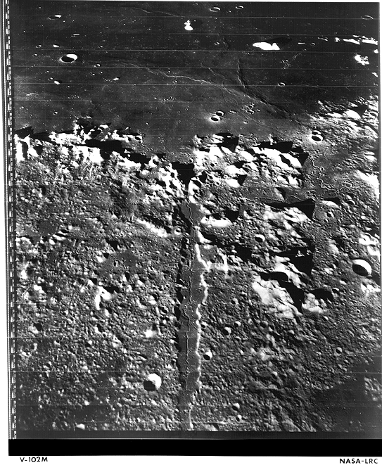 mars - Photos diverses de la Lune (à compléter) - Page 2 Lo5_m102