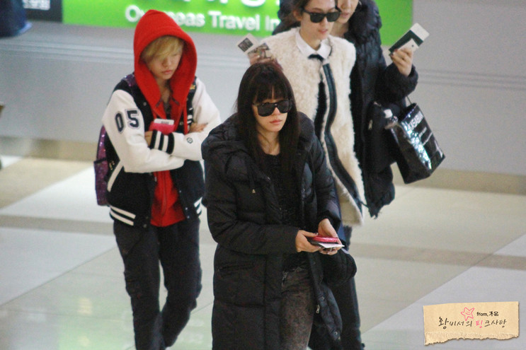 [31-12-2011][FANTAKEN] SNSD @ Gimpo Airport to Japan Aaeku10W