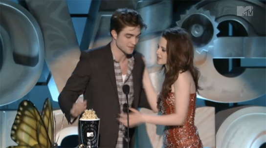 Robsten - Imagenes/Videos de Paparazzi / Estudio/ Eventos etc. - Página 5 AagiVCF1