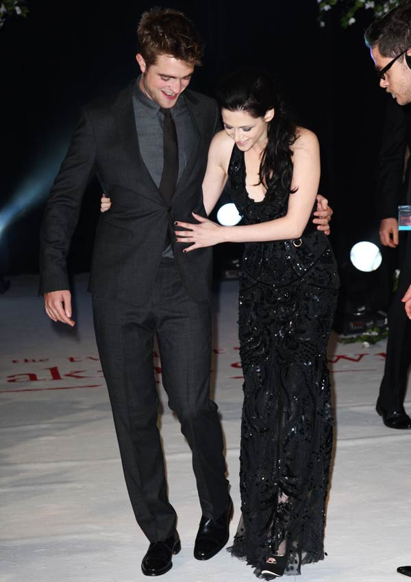 Robsten - Imagenes/Videos de Paparazzi / Estudio/ Eventos etc. - Página 5 AajsFMgJ