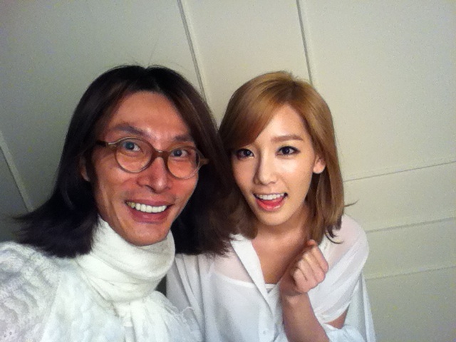 [111227] SNSD Selca with Kim Seong Il Aalc1OmX