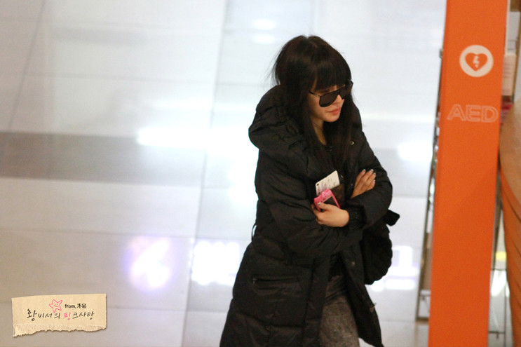 [31-12-2011][FANTAKEN] SNSD @ Gimpo Airport to Japan AaryaR4q