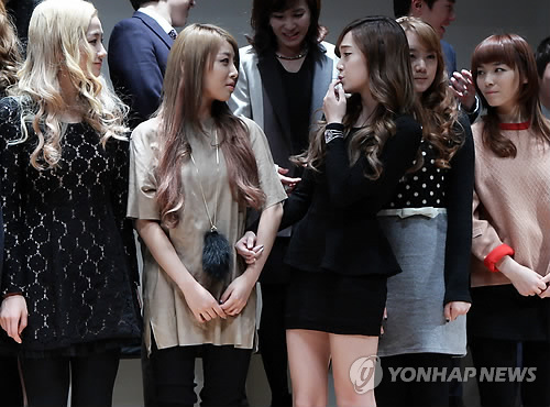 [PICS][21-12-2011]Jessica đại diện cho SNSD tham gia KT Music Service Genie Media Day AasI5vwd