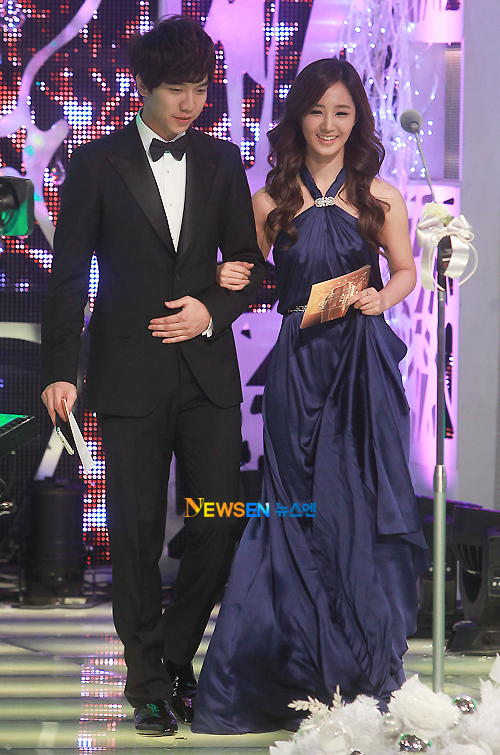 {11.12.24} Yuri @ 2011 KBS Entertainment Awards AaxUqEpf