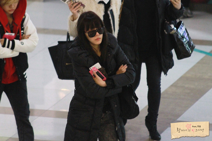 [31-12-2011][FANTAKEN] SNSD @ Gimpo Airport to Japan AaxwcS9s