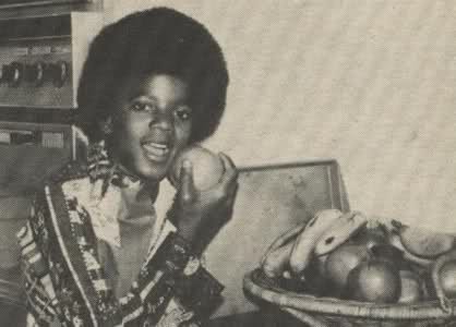 Immagini Michael Jackson che mangia e beve. - Pagina 12 14wyl9v