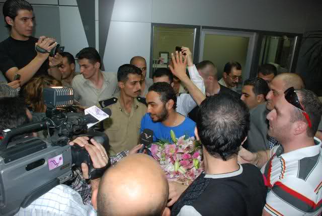 صور استقبال تامر في مطار سوريا 2009 2r2yfr6