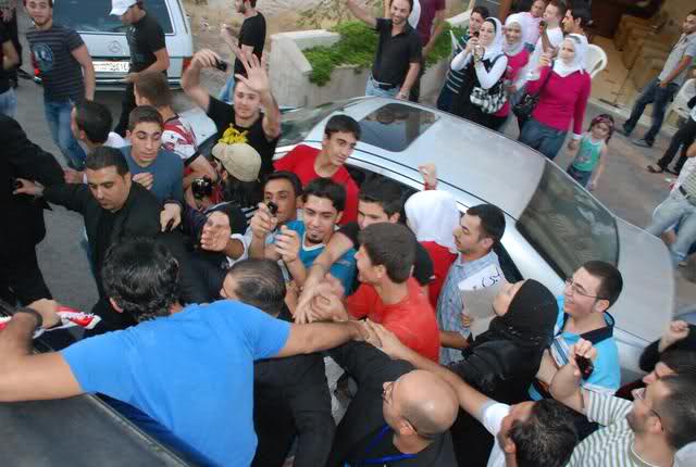 صور استقبال تامر في مطار سوريا 2009 2w3qcfp