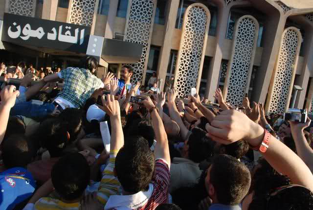 صور استقبال تامر في مطار سوريا 2009 Qyhac7