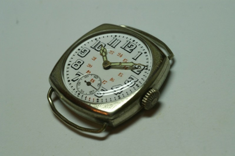 remise en état d'une montre dite "de poilu" boite coussin, années 1915 /20  14v1y81