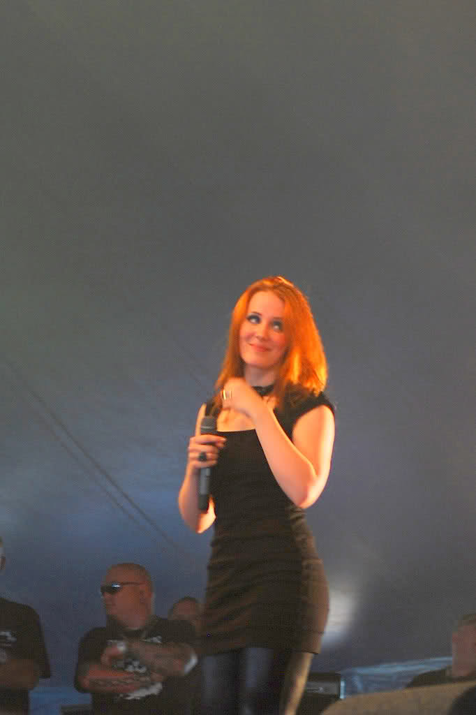 Fotos de Simone Simons - Página 23 2h4w9yr