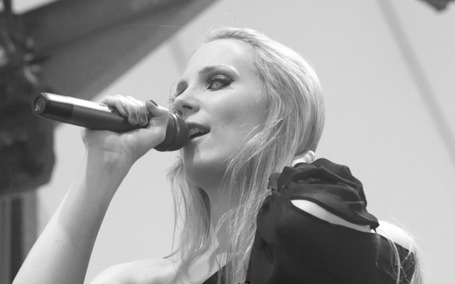 Fotos de Simone Simons - Página 20 Dfk3k4