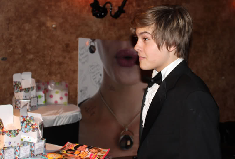 Favourite Dylan Sprouse pictures! 2nke10