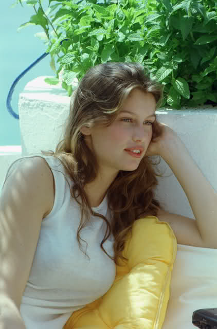 Laetitia Casta - Page 2 2vb65g7