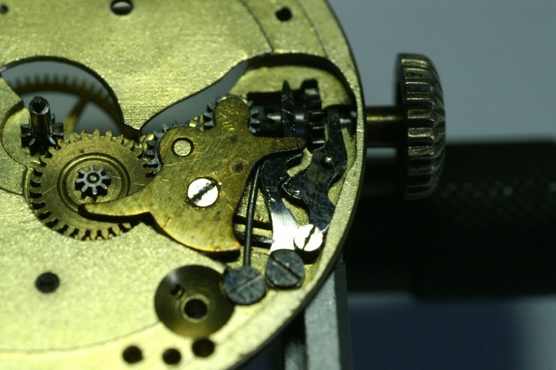 remise en état d'une montre dite "de poilu" boite coussin, années 1915 /20  B7f3gy