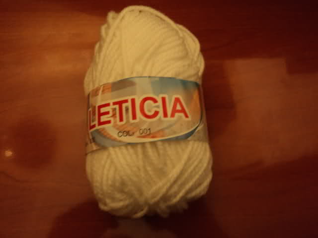 Pequeña capita tejida a crochet para Lucía. 2wpnsc3