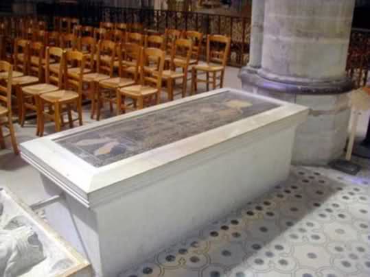 La dalle funéraire de la reine Frédégonde (545-597) Wi4hl0