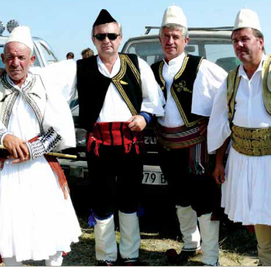 Veshjet tradicionale shqiptare - Faqe 2 2449u39