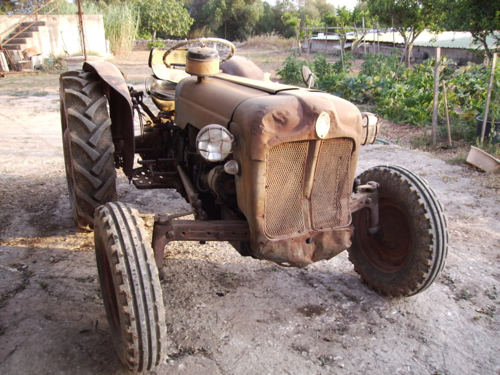 Hola a todos.... con Fordson Dexta en restauración 33tim3r