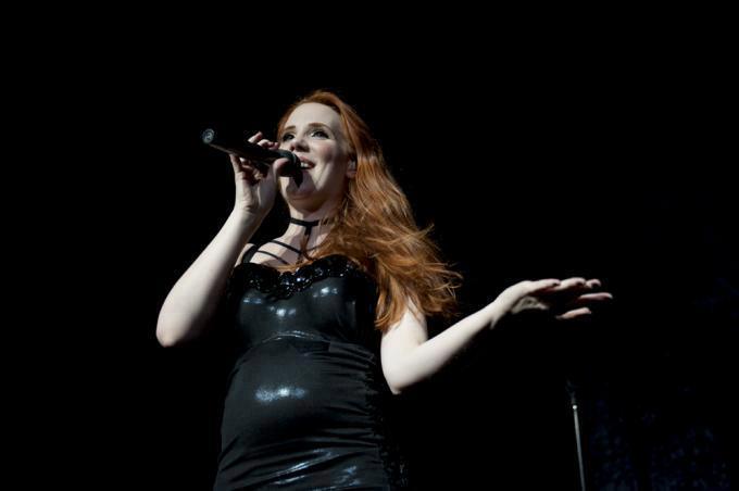 Fotos de Simone Simons - Página 19 Iyewly