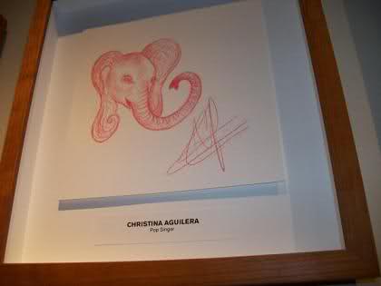 El dibujo de un Elefante hecho por Christina Aguilera Expuesto en el 'Target House'. 15z1rns